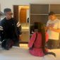 Petugas Inteldakim Denpasar mengamankan WNA yang diduga terlibat praktik prostitusi online dan menyalahgunakan izin tinggal, Sabtu (2/5/2026). (Foto: Dok. Kanim Denpasar)