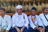 Ketua Umum Majelis Adat Sunda, Irjen Pol (Purn.) Dr. H. Anton Charliyan atau yang akrab disapa Abah Anton saat silaturahmi ke Kampung Adat Kuta, Desa Karangpaningal, Kecamatan Tambaksari, Kabupaten Ciamis, Jawa Barat, Kamis (18/6/2026). (Foto: Dok. Pribadi)