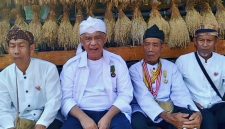 Ketua Umum Majelis Adat Sunda, Irjen Pol (Purn.) Dr. H. Anton Charliyan atau yang akrab disapa Abah Anton saat silaturahmi ke Kampung Adat Kuta, Desa Karangpaningal, Kecamatan Tambaksari, Kabupaten Ciamis, Jawa Barat, Kamis (18/6/2026). (Foto: Dok. Pribadi)