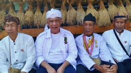 Ketua Umum Majelis Adat Sunda, Irjen Pol (Purn.) Dr. H. Anton Charliyan atau yang akrab disapa Abah Anton saat silaturahmi ke Kampung Adat Kuta, Desa Karangpaningal, Kecamatan Tambaksari, Kabupaten Ciamis, Jawa Barat, Kamis (18/6/2026). (Foto: Dok. Pribadi)