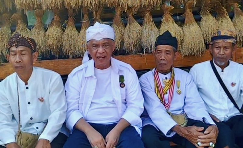 Ketua Umum Majelis Adat Sunda, Irjen Pol (Purn.) Dr. H. Anton Charliyan atau yang akrab disapa Abah Anton saat silaturahmi ke Kampung Adat Kuta, Desa Karangpaningal, Kecamatan Tambaksari, Kabupaten Ciamis, Jawa Barat, Kamis (18/6/2026). (Foto: Dok. Pribadi)
