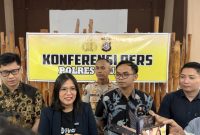 Direktur Kepatuhan PT Akulaku Finance Indonesia Meyli Rita Rahmayanti Siburian (kedua dari kiri) ketika memberikan keterangan pers di Polres Baubau. (Foto: istimewa)