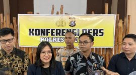 Direktur Kepatuhan PT Akulaku Finance Indonesia Meyli Rita Rahmayanti Siburian (kedua dari kiri) ketika memberikan keterangan pers di Polres Baubau. (Foto: istimewa)