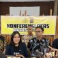 Direktur Kepatuhan PT Akulaku Finance Indonesia Meyli Rita Rahmayanti Siburian (kedua dari kiri) ketika memberikan keterangan pers di Polres Baubau. (Foto: istimewa)