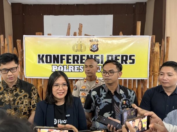 Direktur Kepatuhan PT Akulaku Finance Indonesia Meyli Rita Rahmayanti Siburian (kedua dari kiri) ketika memberikan keterangan pers di Polres Baubau. (Foto: istimewa)
