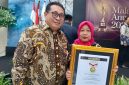 Ketua Umum SMSI Pusat, Firdaus (kiri) bersama Pemred Media Sudut Pandang Umi Sjarifah saat acara Malam Anugerah SMSI di Hall Dewan Pers, Jakarta, Kamis (18/6/2026) malam. (Foto: istimewa)