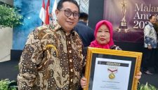 Ketua Umum SMSI Pusat, Firdaus (kiri) bersama Pemred Media Sudut Pandang Umi Sjarifah saat acara Malam Anugerah SMSI di Hall Dewan Pers, Jakarta, Kamis (18/6/2026) malam. (Foto: istimewa)