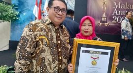 Ketua Umum SMSI Pusat, Firdaus (kiri) bersama Pemred Media Sudut Pandang Umi Sjarifah saat acara Malam Anugerah SMSI di Hall Dewan Pers, Jakarta, Kamis (18/6/2026) malam. (Foto: istimewa)