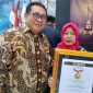 Ketua Umum SMSI Pusat, Firdaus (kiri) bersama Pemred Media Sudut Pandang Umi Sjarifah saat acara Malam Anugerah SMSI di Hall Dewan Pers, Jakarta, Kamis (18/6/2026) malam. (Foto: istimewa)