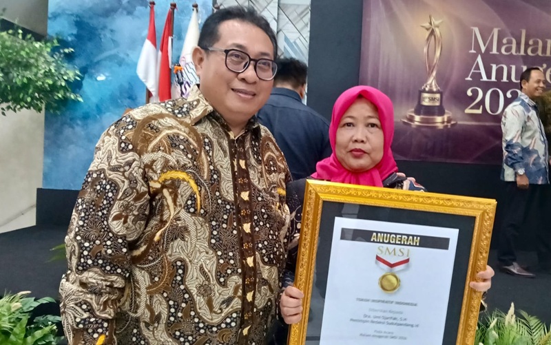 Ketua Umum SMSI Pusat, Firdaus (kiri) bersama Pemred Media Sudut Pandang Umi Sjarifah saat acara Malam Anugerah SMSI di Hall Dewan Pers, Jakarta, Kamis (18/6/2026) malam. (Foto: istimewa)