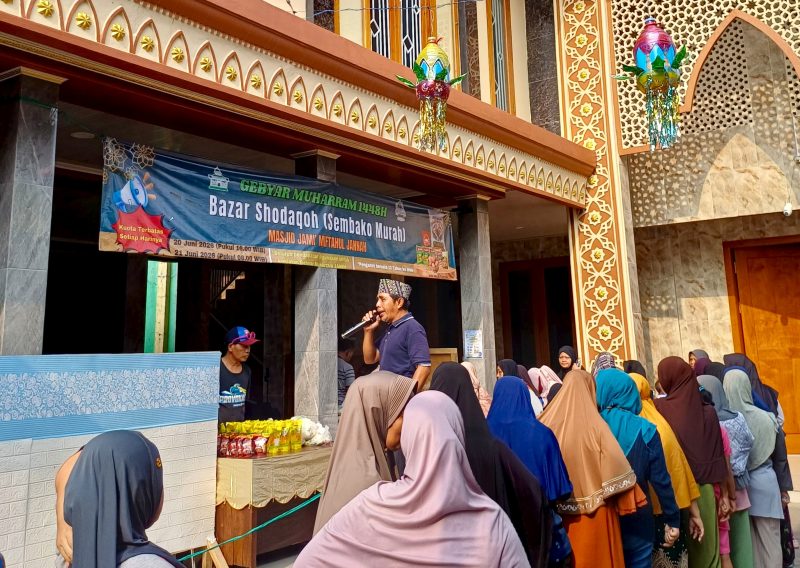 Masjid Jami' Miftahul Jannah mengadakan Bazar Shodaqoh (Sembako Murah) dalam rangkaian acara Gebyar Muharram 1448 H. (Foto: Dok. Miftahul Jannah)