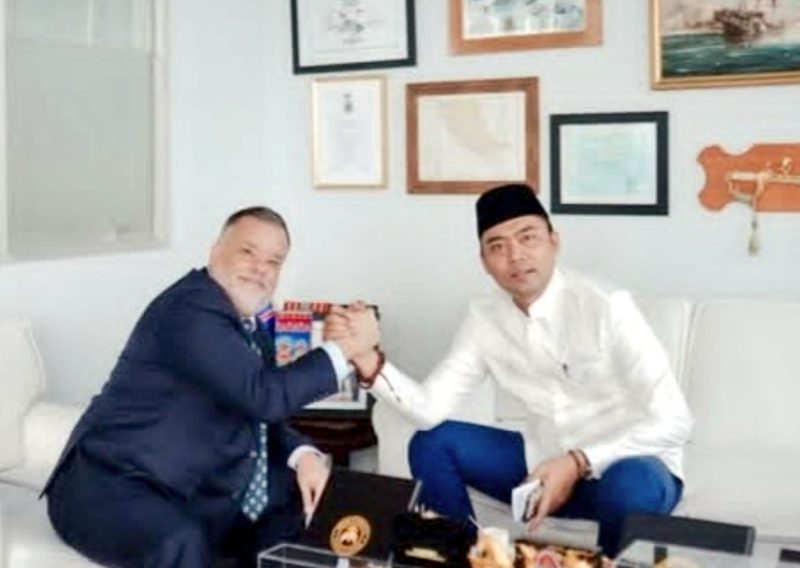 Stafsus Menag RI Gugun Gumilar (kanan) bersama Dubes Chile untuk Indonesia, Mario Ignacio Artaza Loyola (kiri). (Foto: istimewa)