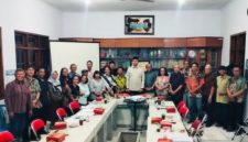 Stafsus Menag RI Gugun Gumilar bersama jemaat Gereja Kristen Jawa (GKJ) Nusukan, Jawa Tengah, Jumat (12/6/2026).(Foto: istimewa)