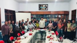 Stafsus Menag RI Gugun Gumilar bersama jemaat Gereja Kristen Jawa (GKJ) Nusukan, Jawa Tengah, Jumat (12/6/2026).(Foto: istimewa)