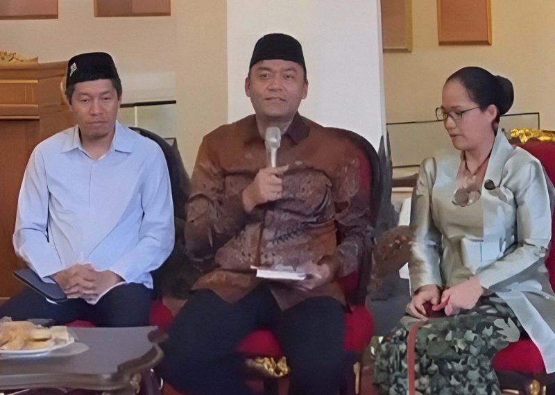 Stafsus Menag RI Gugun Gumilar (tengah) saat menghadiri acara seren taun masyarakat adat Sunda Wiwitan, Kabupaten Kuningan. (Foto: Dok.Pribadi)