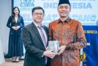 Stafsus Menag RI, Gugun Gumilar (kanan) menyerahkan bantuan Alkitab kepada jemaat Gereja Tiberias Indonesia sebagai bagian dari dukungan terhadap pembinaan kehidupan keagamaan. (Foto: Dok. Kemenag)