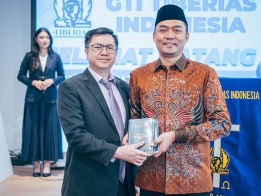 Stafsus Menag RI, Gugun Gumilar (kanan) menyerahkan bantuan Alkitab kepada jemaat Gereja Tiberias Indonesia sebagai bagian dari dukungan terhadap pembinaan kehidupan keagamaan. (Foto: Dok. Kemenag)