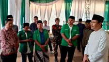 Sekjen PBNU, Saifullah Yusuf atau Gus Ipul (kanan) saat berkoordinasi dengan panitia di Ponpes Al-Falah Ploso Mojo Kabupaten Kediri, Sabtu (20/6/2026. (Foto: Dok.Media Center Munas Konbes NU 2026 Kediri)