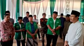 Sekjen PBNU, Saifullah Yusuf atau Gus Ipul (kanan) saat berkoordinasi dengan panitia di Ponpes Al-Falah Ploso Mojo Kabupaten Kediri, Sabtu (20/6/2026. (Foto: Dok.Media Center Munas Konbes NU 2026 Kediri)