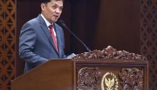 Ketua Komisi III DPR RI Habiburokhman saat menyampaikan laporan Komisi III DPR RI terhadap RUU Polri dalam Rapat Paripurna DPR RI di Gedung Nusantara II, Senayan, Jakarta. (Foto:Dok. dpr.go.id)