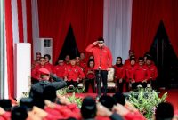 Sekjen DPP PDIP Hasto Kristiyanto menjadi inspektur upacara peringatan Hari Lahir Pancasila, 1 Juni 2026 di Halaman Masjid At Taufiq, Lenteng Agung, Jakarta Selatan, Senin (1/6/2026). (Foto: istimewa)