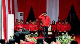 Sekjen DPP PDIP Hasto Kristiyanto menjadi inspektur upacara peringatan Hari Lahir Pancasila, 1 Juni 2026 di Halaman Masjid At Taufiq, Lenteng Agung, Jakarta Selatan, Senin (1/6/2026). (Foto: istimewa)