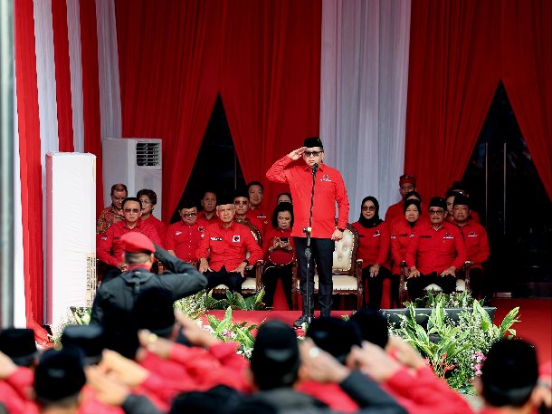 Sekjen DPP PDIP Hasto Kristiyanto menjadi inspektur upacara peringatan Hari Lahir Pancasila, 1 Juni 2026 di Halaman Masjid At Taufiq, Lenteng Agung, Jakarta Selatan, Senin (1/6/2026). (Foto: istimewa)