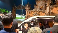 Petugas Imigrasi Ngurah Rai menggagalkan keberangkatan seorang WNA Australia buronan Interpol yang diduga menggunakan paspor Brasil untuk meninggalkan Indonesia melalui Bandara Internasional I Gusti Ngurah Rai, Bali, Sabtu (6/6/2026) malam. (Foto: Mercinews.com/HO-Kanim Ngurah Rai)