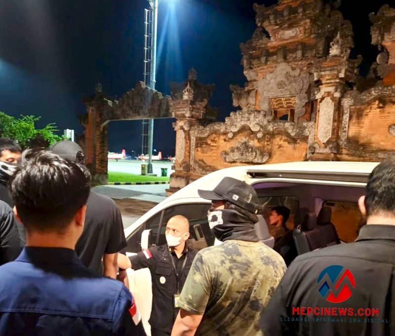 Petugas Imigrasi Ngurah Rai menggagalkan keberangkatan seorang WNA Australia buronan Interpol yang diduga menggunakan paspor Brasil untuk meninggalkan Indonesia melalui Bandara Internasional I Gusti Ngurah Rai, Bali, Sabtu (6/6/2026) malam. (Foto: Mercinews.com/HO-Kanim Ngurah Rai)