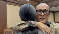 Eks Wamenaker Immanuel Ebenezer alias Noel, memeluk putri bungsunya usai menjalani sidang dengan agenda pemeriksaan sebagai terdakwa di Pengadilan Tipikor/ (Foto: istimewa)