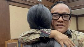 Eks Wamenaker Immanuel Ebenezer alias Noel, memeluk putri bungsunya usai menjalani sidang dengan agenda pemeriksaan sebagai terdakwa di Pengadilan Tipikor/ (Foto: istimewa)