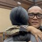 Eks Wamenaker Immanuel Ebenezer alias Noel, memeluk putri bungsunya usai menjalani sidang dengan agenda pemeriksaan sebagai terdakwa di Pengadilan Tipikor/ (Foto: istimewa)