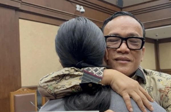 Eks Wamenaker Immanuel Ebenezer alias Noel, memeluk putri bungsunya usai menjalani sidang dengan agenda pemeriksaan sebagai terdakwa di Pengadilan Tipikor/ (Foto: istimewa)