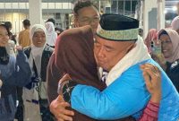 Jemaah Haji yang mendarat di Bandara Internasional Soekarno Hatta, Senin (1/6/2026) malam disambut haru keluarga. (Foto: istimewa)