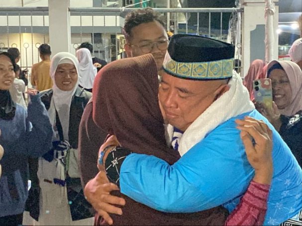 Jemaah Haji yang mendarat di Bandara Internasional Soekarno Hatta, Senin (1/6/2026) malam disambut haru keluarga. (Foto: istimewa)