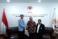 Ketua Umum KONI Pusat Letjen TNI (Purn.) Marciano Norman (tengah) menyambut baik kunjungan Presiden ASTAF) sekaligus Sekretaris Jenderal ISTAF Datuk Abdul Halim Bin Kader (kiri) dan Ketua Umum PB PSTI Dr. H. Surianto, M.M., (kanan) di kantor KONI Pusat Jakarta, Selasa (9/6/2026). (Foto: Dok. Humas PB PSTI) 