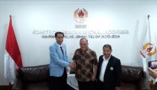 Ketua Umum KONI Pusat Letjen TNI (Purn.) Marciano Norman (tengah) menyambut baik kunjungan Presiden ASTAF) sekaligus Sekretaris Jenderal ISTAF Datuk Abdul Halim Bin Kader (kiri) dan Ketua Umum PB PSTI Dr. H. Surianto, M.M., (kanan) di kantor KONI Pusat Jakarta, Selasa (9/6/2026). (Foto: Dok. Humas PB PSTI)