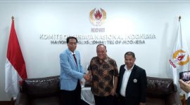 Ketua Umum KONI Pusat Letjen TNI (Purn.) Marciano Norman (tengah) menyambut baik kunjungan Presiden ASTAF) sekaligus Sekretaris Jenderal ISTAF Datuk Abdul Halim Bin Kader (kiri) dan Ketua Umum PB PSTI Dr. H. Surianto, M.M., (kanan) di kantor KONI Pusat Jakarta, Selasa (9/6/2026). (Foto: Dok. Humas PB PSTI) 