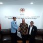 Ketua Umum KONI Pusat Letjen TNI (Purn.) Marciano Norman (tengah) menyambut baik kunjungan Presiden ASTAF) sekaligus Sekretaris Jenderal ISTAF Datuk Abdul Halim Bin Kader (kiri) dan Ketua Umum PB PSTI Dr. H. Surianto, M.M., (kanan) di kantor KONI Pusat Jakarta, Selasa (9/6/2026). (Foto: Dok. Humas PB PSTI) 