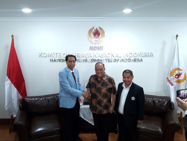 Ketua Umum KONI Pusat Letjen TNI (Purn.) Marciano Norman (tengah) menyambut baik kunjungan Presiden ASTAF) sekaligus Sekretaris Jenderal ISTAF Datuk Abdul Halim Bin Kader (kiri) dan Ketua Umum PB PSTI Dr. H. Surianto, M.M., (kanan) di kantor KONI Pusat Jakarta, Selasa (9/6/2026). (Foto: Dok. Humas PB PSTI) 