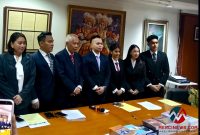 Pengacara senior O.C. Kaligis (ketiga dari kiri) berfoto bersama jajaran pengurus Perkumpulan Perjuangan Kebenaran dan Keadilan (Indonesia Innocent Project) saat peluncuran organisasi tersebut di kantornya, Kompleks Majapahit Permai, Jakarta Pusat, Sabtu (6/6/2026). (Foto: Fir/Mercinews.com)