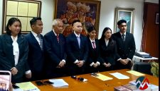 Pengacara senior O.C. Kaligis (ketiga dari kiri) berfoto bersama jajaran pengurus Perkumpulan Perjuangan Kebenaran dan Keadilan (Indonesia Innocent Project) saat peluncuran organisasi tersebut di kantornya, Kompleks Majapahit Permai, Jakarta Pusat, Sabtu (6/6/2026). (Foto: Fir/Mercinews.com)