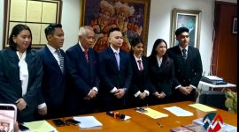 Pengacara senior O.C. Kaligis (ketiga dari kiri) berfoto bersama jajaran pengurus Perkumpulan Perjuangan Kebenaran dan Keadilan (Indonesia Innocent Project) saat peluncuran organisasi tersebut di kantornya, Kompleks Majapahit Permai, Jakarta Pusat, Sabtu (6/6/2026). (Foto: Fir/Mercinews.com)