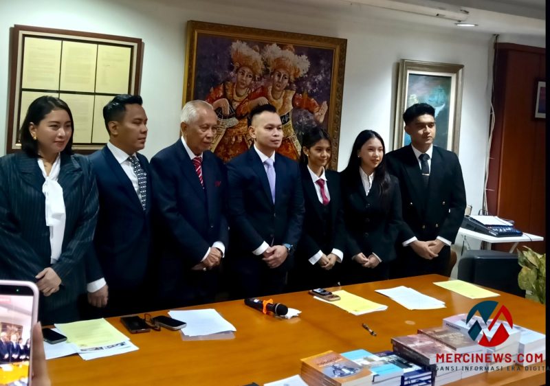 Pengacara senior O.C. Kaligis (ketiga dari kiri) berfoto bersama jajaran pengurus Perkumpulan Perjuangan Kebenaran dan Keadilan (Indonesia Innocent Project) saat peluncuran organisasi tersebut di kantornya, Kompleks Majapahit Permai, Jakarta Pusat, Sabtu (6/6/2026). (Foto: Fir/Mercinews.com)