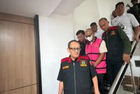 Tersangka AW (rompi merah muda) saat digelandang petugas Kejati Kaltim menuju Rutan Kelas I Samarinda. (Foto: Dok. Puspenkum Kejati Kaltim)