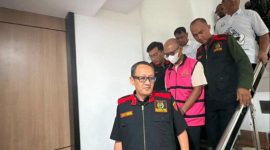 Tersangka AW (rompi merah muda) saat digelandang petugas Kejati Kaltim menuju Rutan Kelas I Samarinda. (Foto: Dok. Puspenkum Kejati Kaltim)