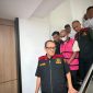 Tersangka AW (rompi merah muda) saat digelandang petugas Kejati Kaltim menuju Rutan Kelas I Samarinda. (Foto: Dok. Puspenkum Kejati Kaltim)