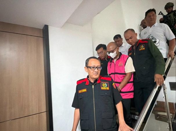 Tersangka AW (rompi merah muda) saat digelandang petugas Kejati Kaltim menuju Rutan Kelas I Samarinda. (Foto: Dok. Puspenkum Kejati Kaltim)