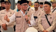Wakil Menteri Haji dan Umrah Dahnil Anzar Simanjuntak saat melepas kepulangan jemaah haji di Bandara Internasional King Abdul Aziz, Jeddah, Arab Saudi,Senin (8/6/2026). (Foto: Dok. Kemenhaj)