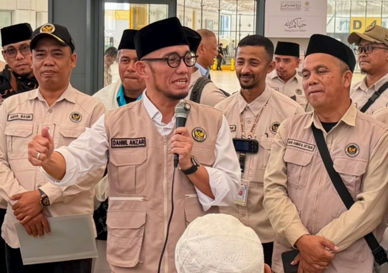 Wakil Menteri Haji dan Umrah Dahnil Anzar Simanjuntak saat melepas kepulangan jemaah haji di Bandara Internasional King Abdul Aziz, Jeddah, Arab Saudi,Senin (8/6/2026). (Foto: Dok. Kemenhaj)